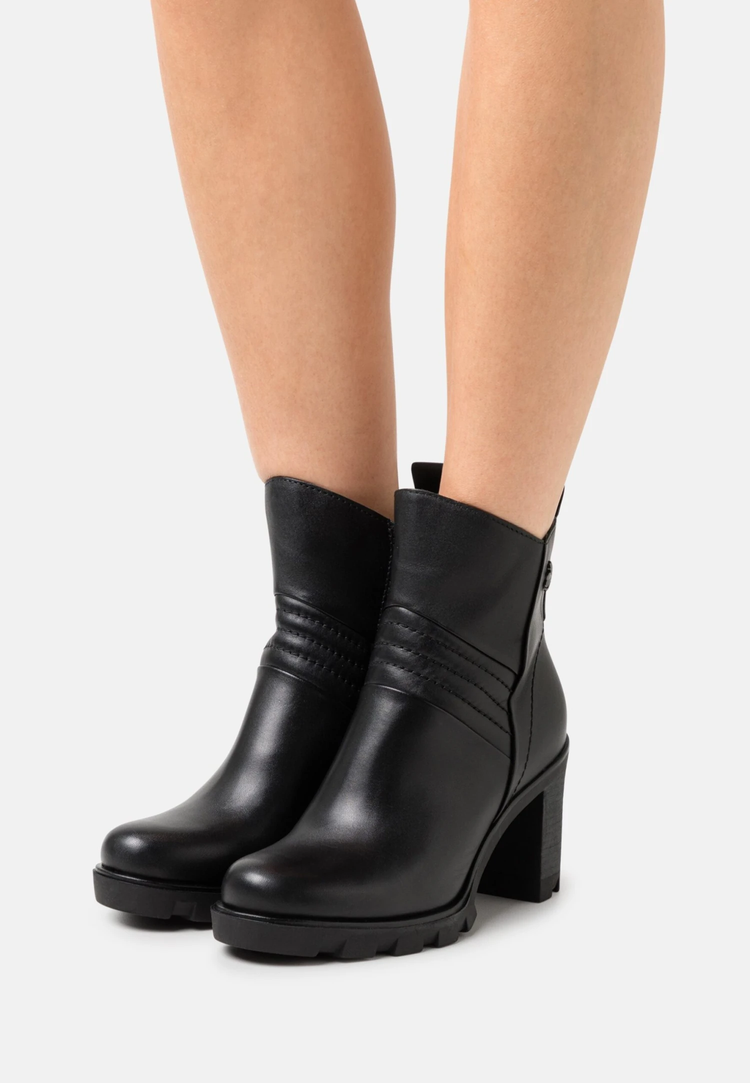 Marco Tozzi By Guido Maria Kretschmer - Korte Laarzen - Black 1 Marco Tozzi By Guido Maria Kretschmer - Korte Laarzen - Black