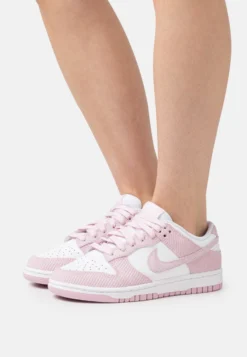 Bestsellers 21 Nike Sportswear Dunk Low - Sneakers Laag - White/Pink Foam