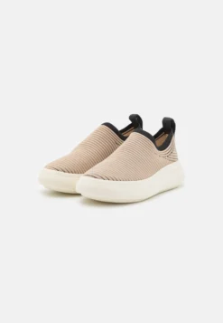 Rag & Bone Brixley Slip On - Sneakers Laag - Creme/Black 9 Rag & Bone Brixley Slip On - Sneakers Laag - Creme/Black -Damesschoenen f30a30342cf7451ea298ea95588b3e5a scaled
