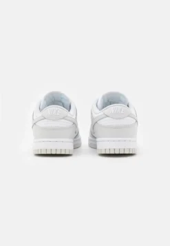 Nike Sportswear Dunk- Sneakers Laag - White/Photon Dust White 7 Nike Sportswear Dunk- Sneakers Laag - White/Photon Dust White -Damesschoenen fb412f6efd964575a9234e68c794d26a scaled