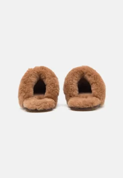 Ugg Scuffette - Pantoffels - Burnt Cedar -Damesschoenen ff18a46297da4825814cd156b814d960 scaled