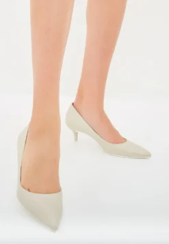 Klassieke Pumps - Ivory 12 Klassieke Pumps - Ivory -Damesschoenen ff983bede1fd45a1b137cee0bcd38427 scaled